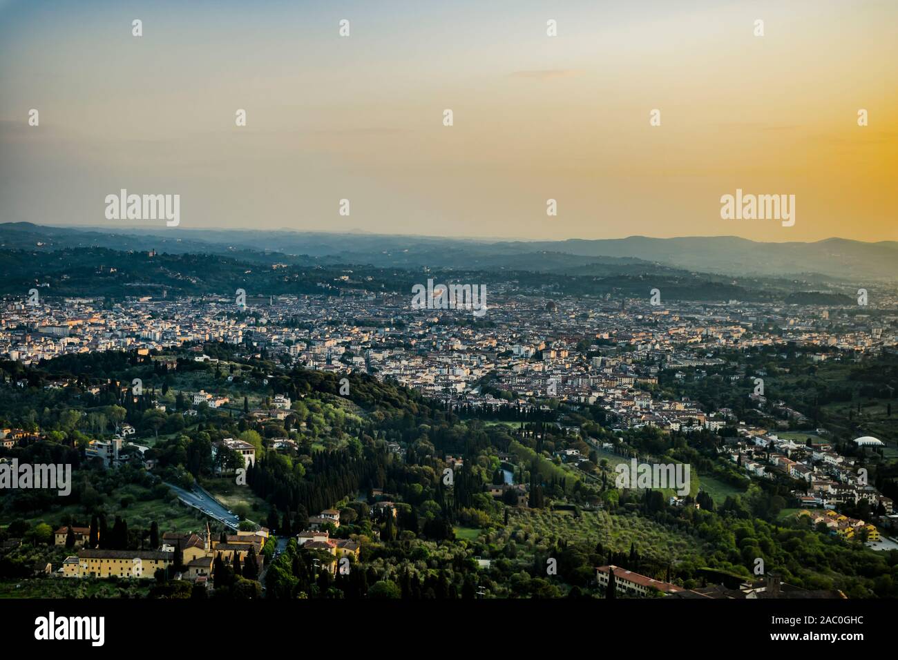 Toskana, Italien. Panorama auf der Landschaft der Toskana und Florenz auf dem Hintergrund bei Sonnenuntergang. Stockfoto