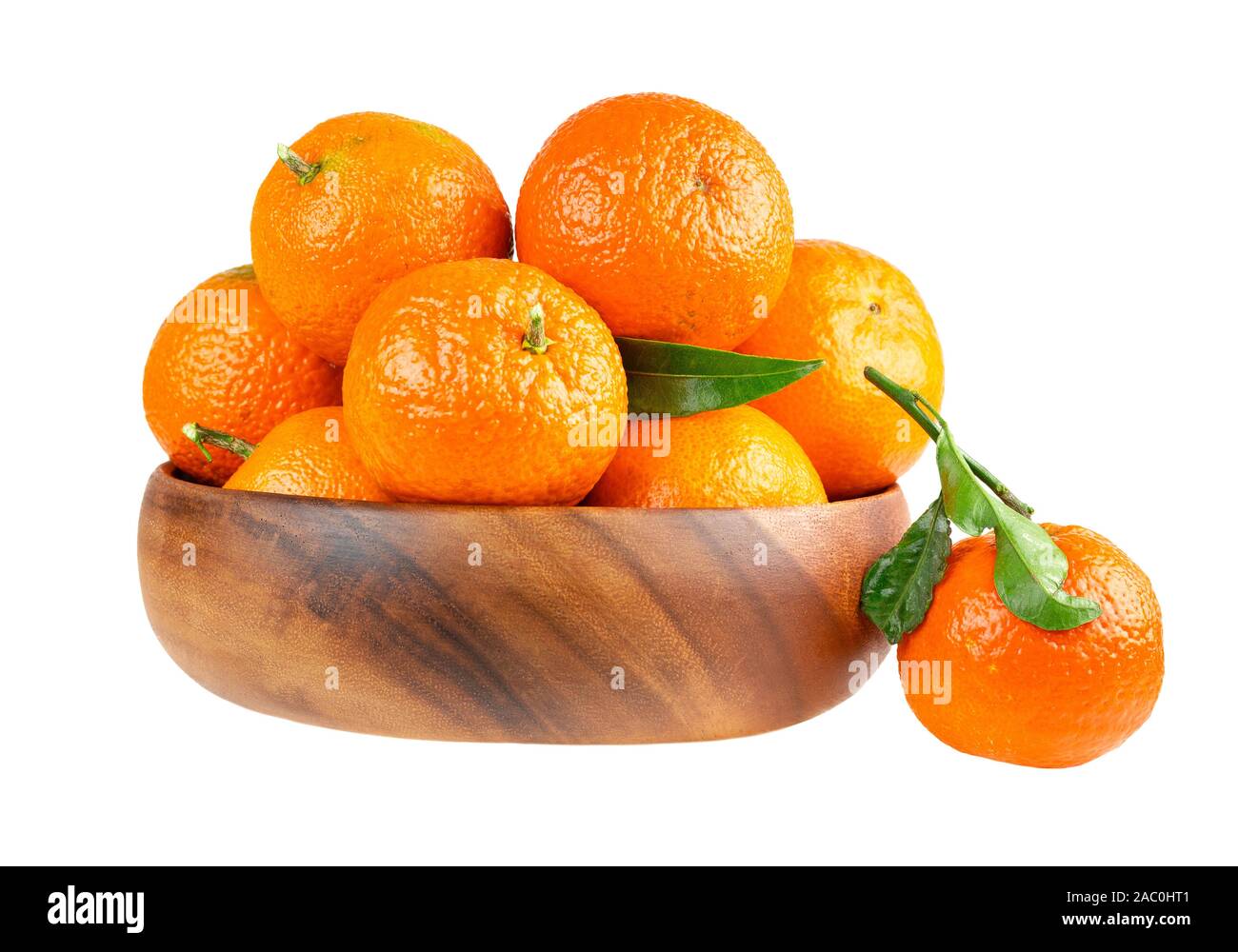 Schale mit frischen Mandarinen Mandarinen Obst isoliert auf weiss Stockfoto