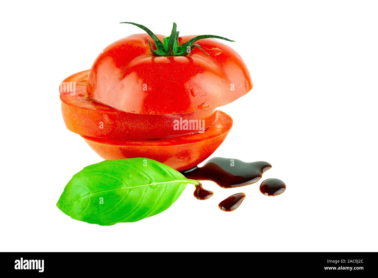 Tomaten mit Basilikum und Balsamico Essig isoliert auf Weiss. Italienische Küche Küche Konzept Stockfoto
