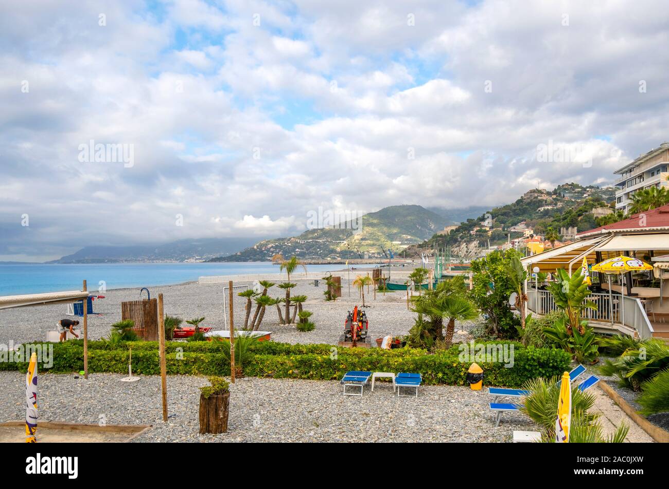 Morgen entlang der Resort Küste der Italienischen Riviera Richtung Frankreich in der Stadt Ventimiglia, Italien. Stockfoto