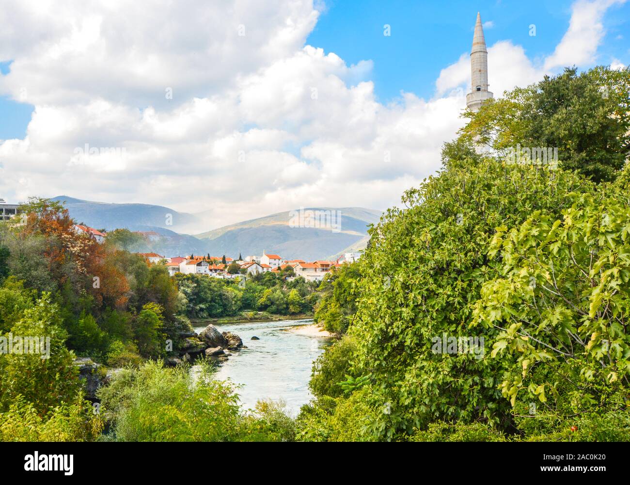 Der Fluss Neretva fließt von der alten Mauer rund um die Altstadt von Mostar, Bosnien Stockfoto