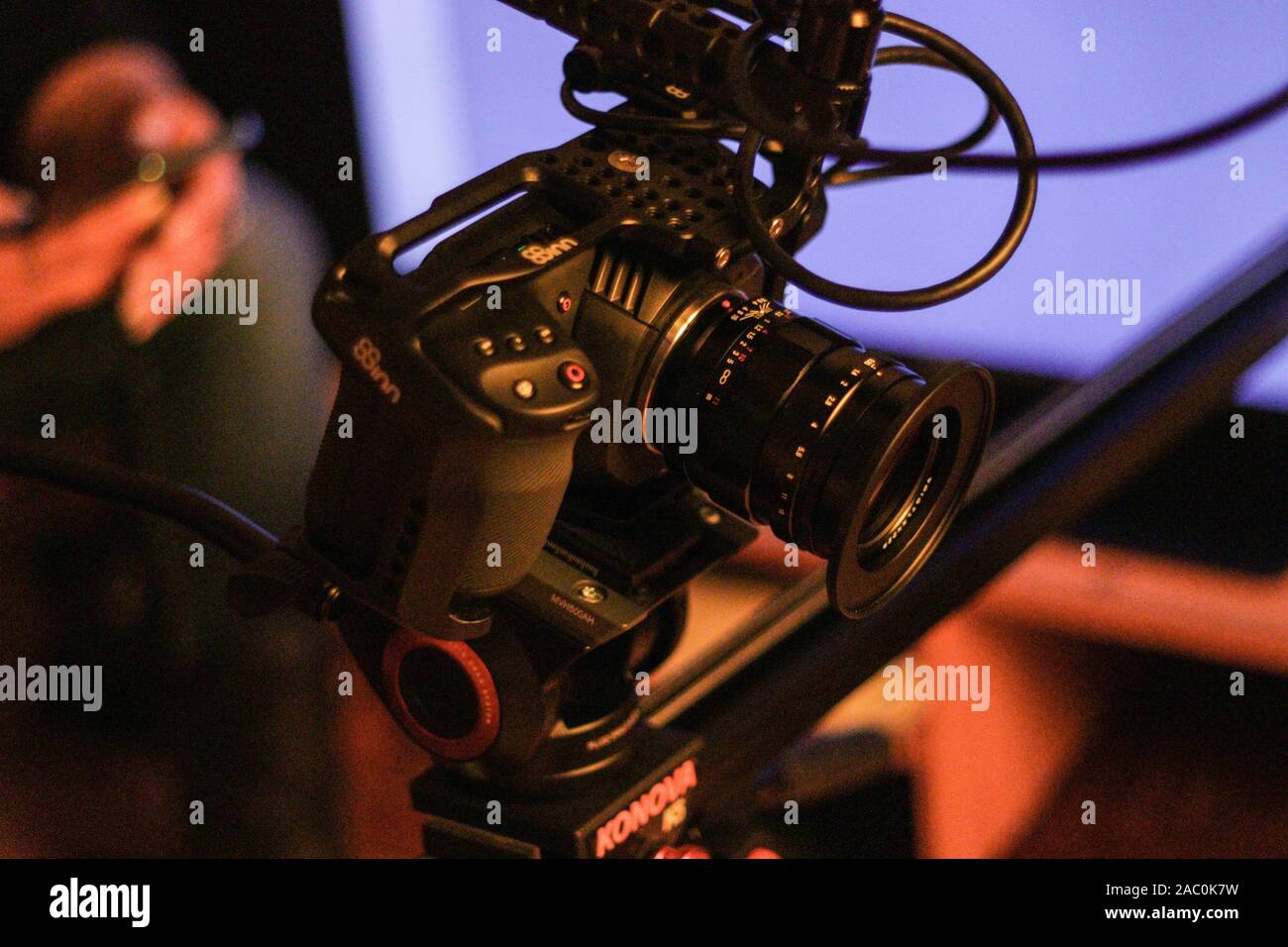 Cochrane, Israel - November 27, 2019: Dreharbeiten mit Blackmagic Design Pocket Cinema Kamera 4 K. Studio set, hinter den Kulissen. Illustrative editorial Stockfoto