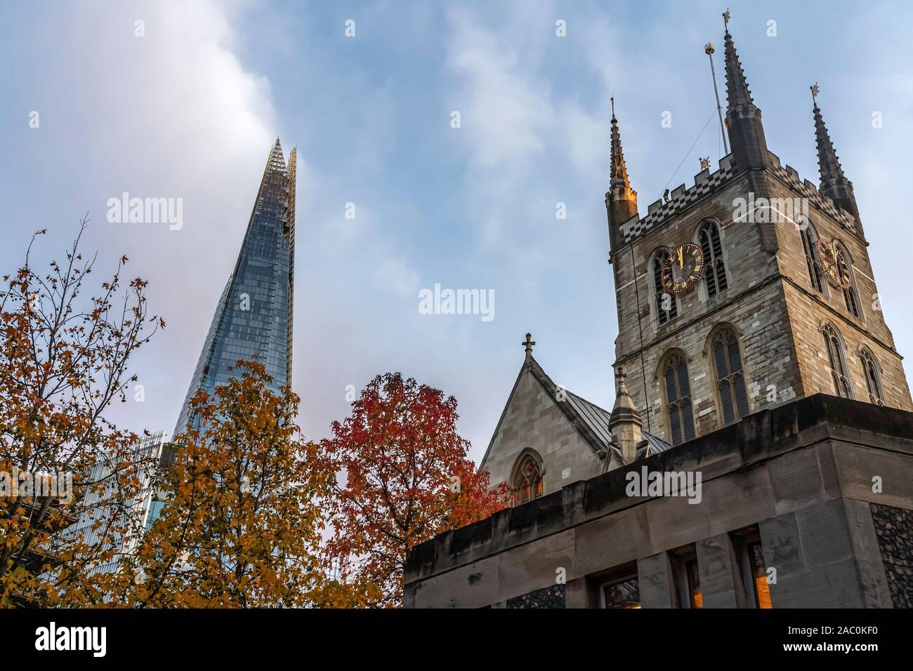 Der Shard und Southwark Cathedral - The Shard ist London's höchste Gebäude. Die Kathedrale wurde nach Süden Londons höchstes Gebäude zwischen 1666 und 1677 Stockfoto