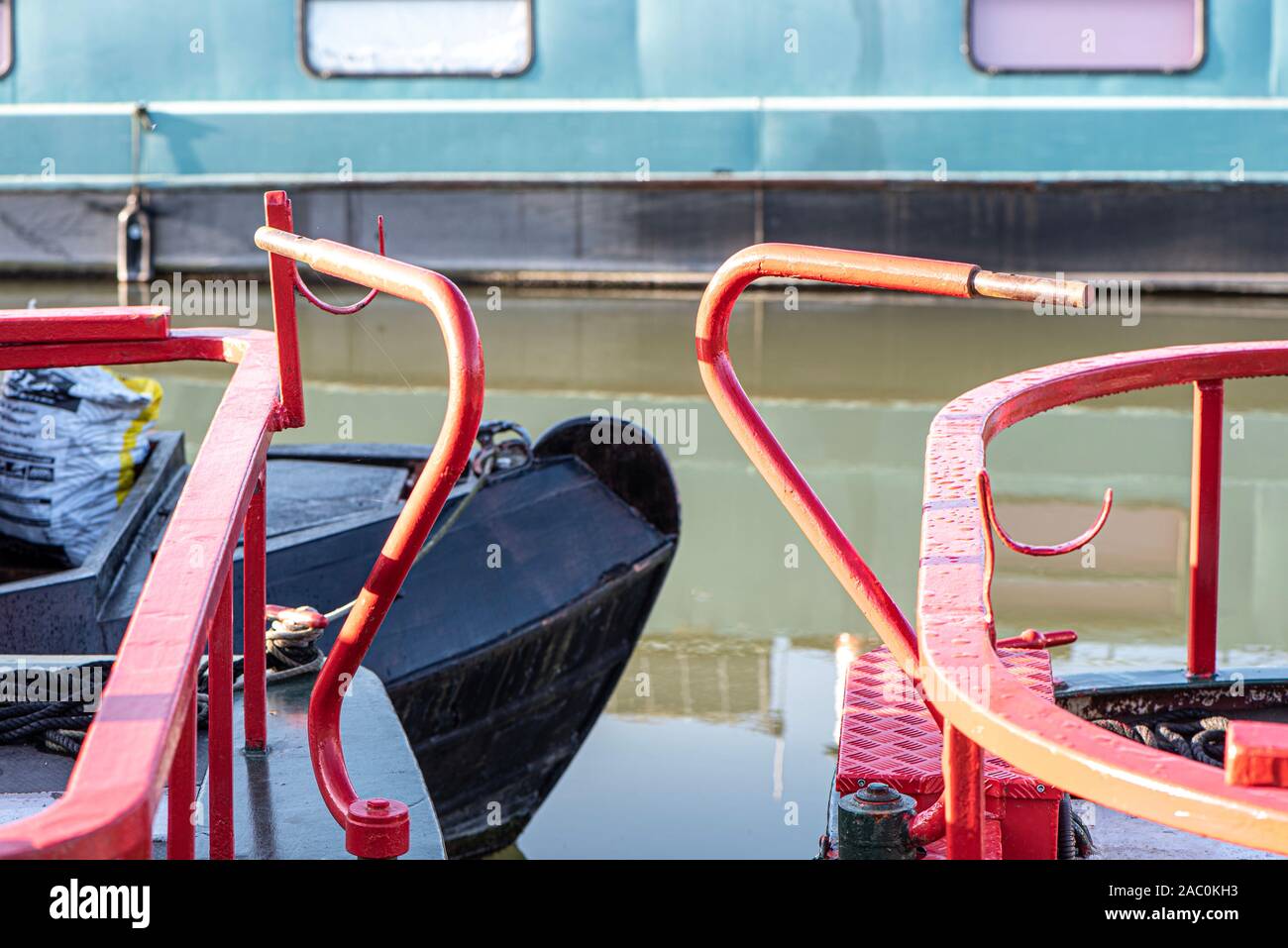 Bodenfräsen auf Bargen auf dem Kennet und Avon Canal Great Bedwyn, Wiltshire, Großbritannien Stockfoto