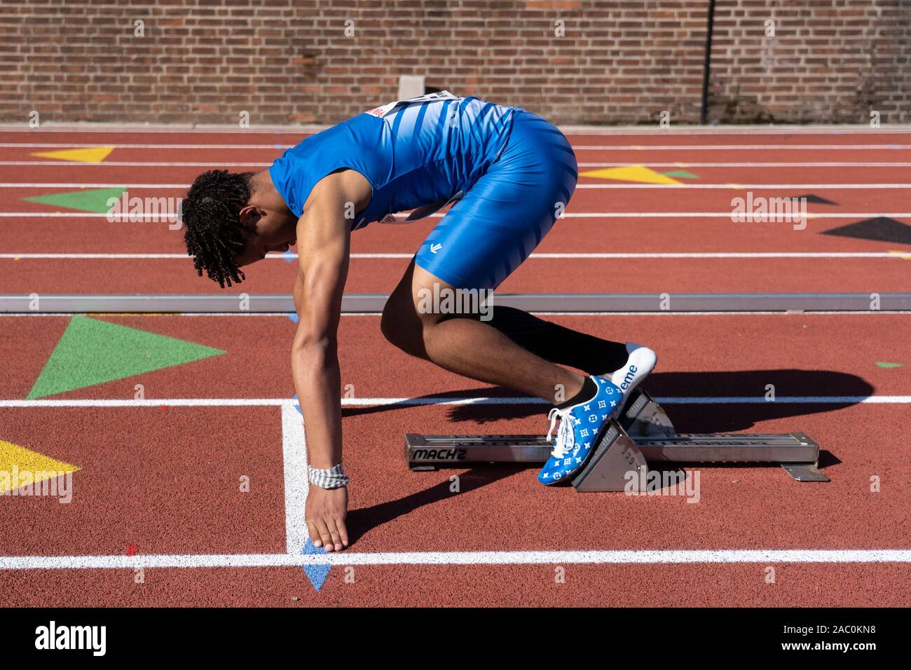 Ramy Berberena konkurrieren in der High School Boys' 400m Hürden Meisterschaft am 2019 Penn Relais Stockfoto