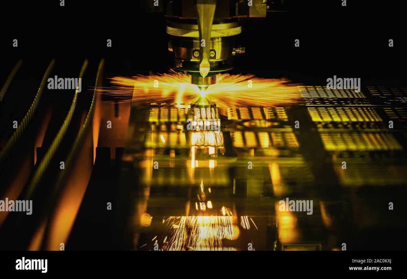 Bearbeitung CNC-Laserschneiden von Blechen, hochpräzise Technologie Stockfoto