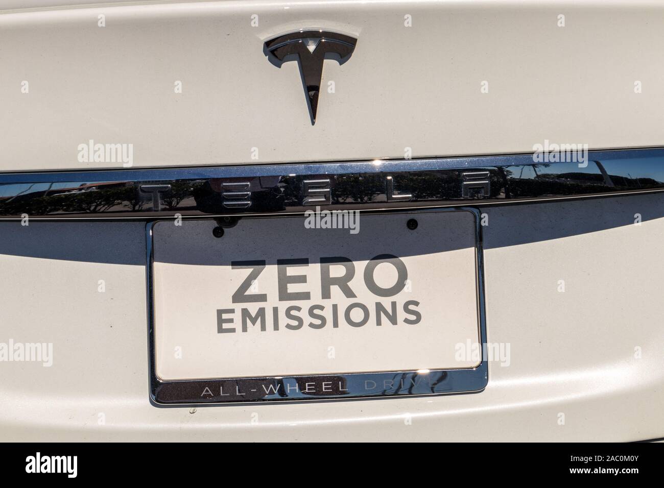 Tesla null Emissionen Auto in der Nähe der Platte und Logo Stockfoto