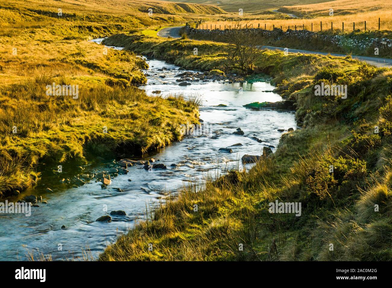 Der Fluss Afon Llia steigt hoch im Brecon Beacons Llia Valley, bevor er seinen Weg zur Afon Dringarth und dann die Afon Mellte in Powys Stockfoto