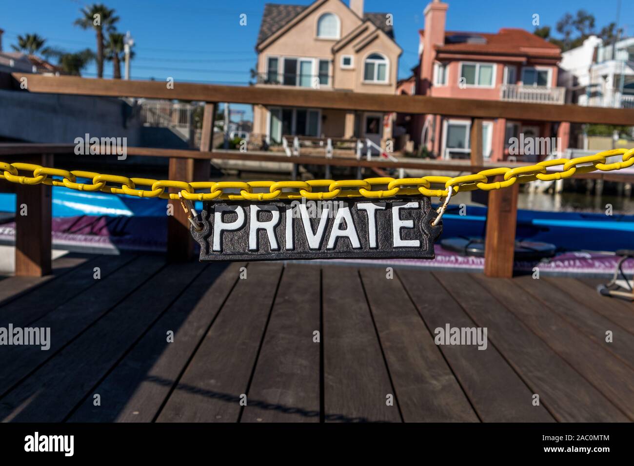 Nahaufnahme von einem eigenen Zeichen und gelb Kette auf dem Dock Balboa Island moorings Newport Beach Kalifornien USA Stockfoto