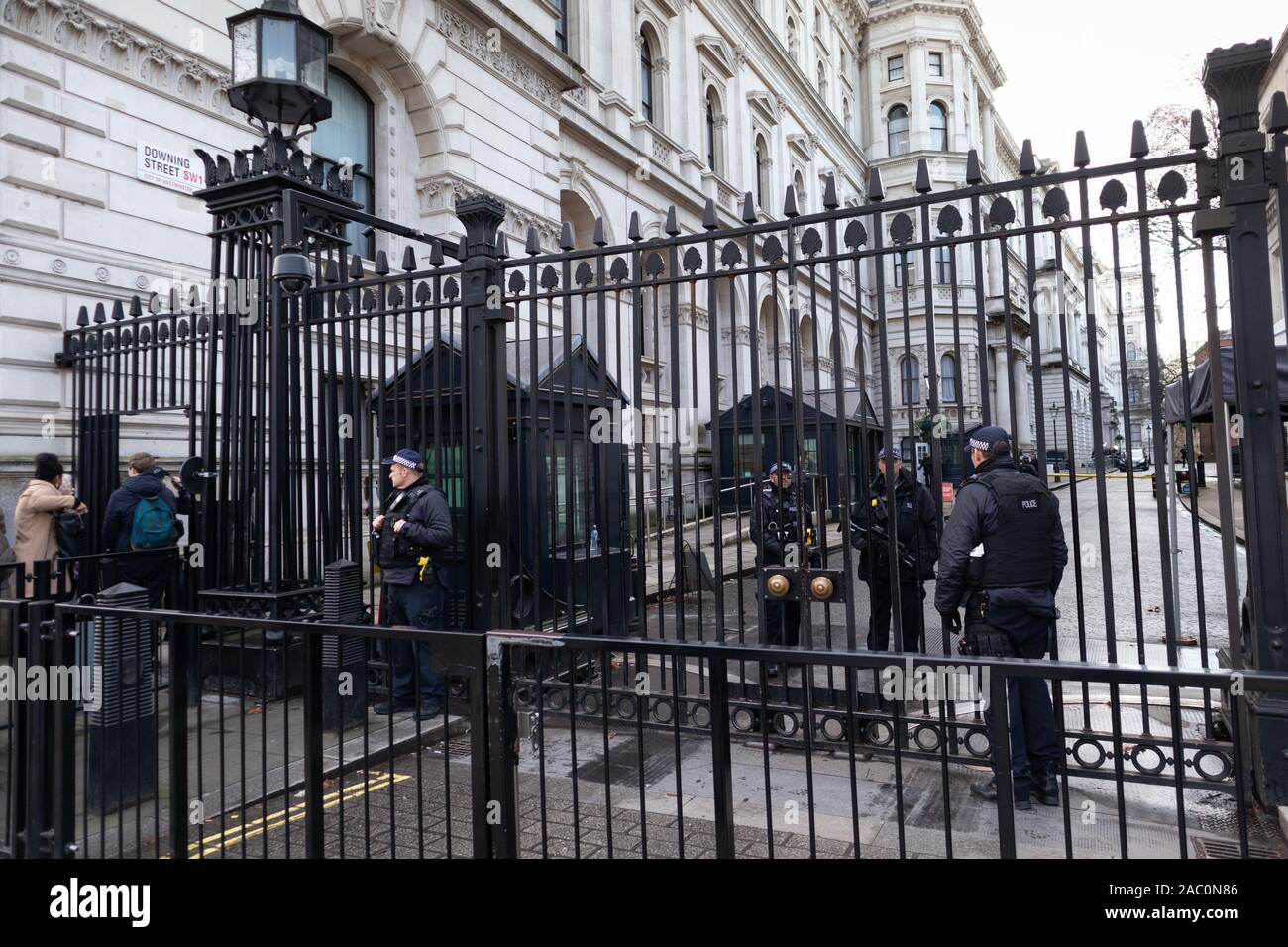 Hohe Sicherheit in der Downing Street die offizielle Wohnsitze und Büros der Premierminister des Vereinigten Königreichs und des Schatzkanzlers. Stockfoto