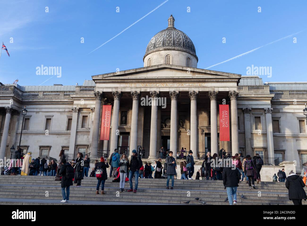 National Gallery ist ein Kunstmuseum in Trafalgar Square London mit seiner neoklassizistischen Architektur Fassade von William Wilkins Stockfoto