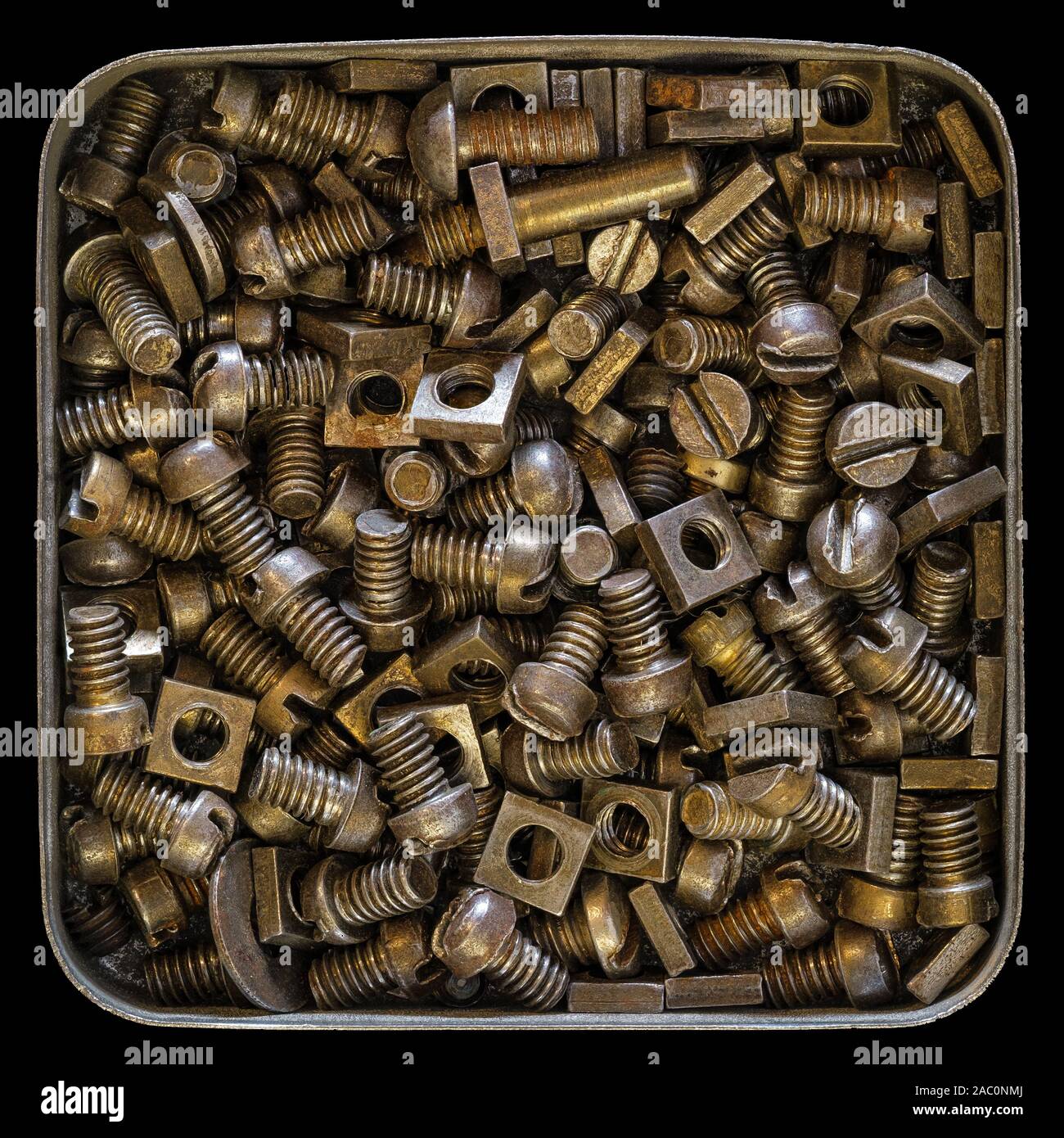 Zinn mit rostigen Schrauben und Muttern Stockfoto