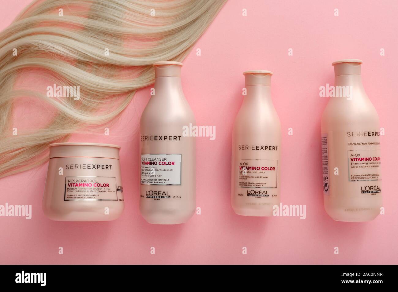 L'Oréal Professionnel Paris Serie Expert Vitamino Color Hair Professional  Produkte. Loreal Hair Shampoo Maske. Aktionsbereich des blonden Haares auf  Rosa Stockfotografie - Alamy