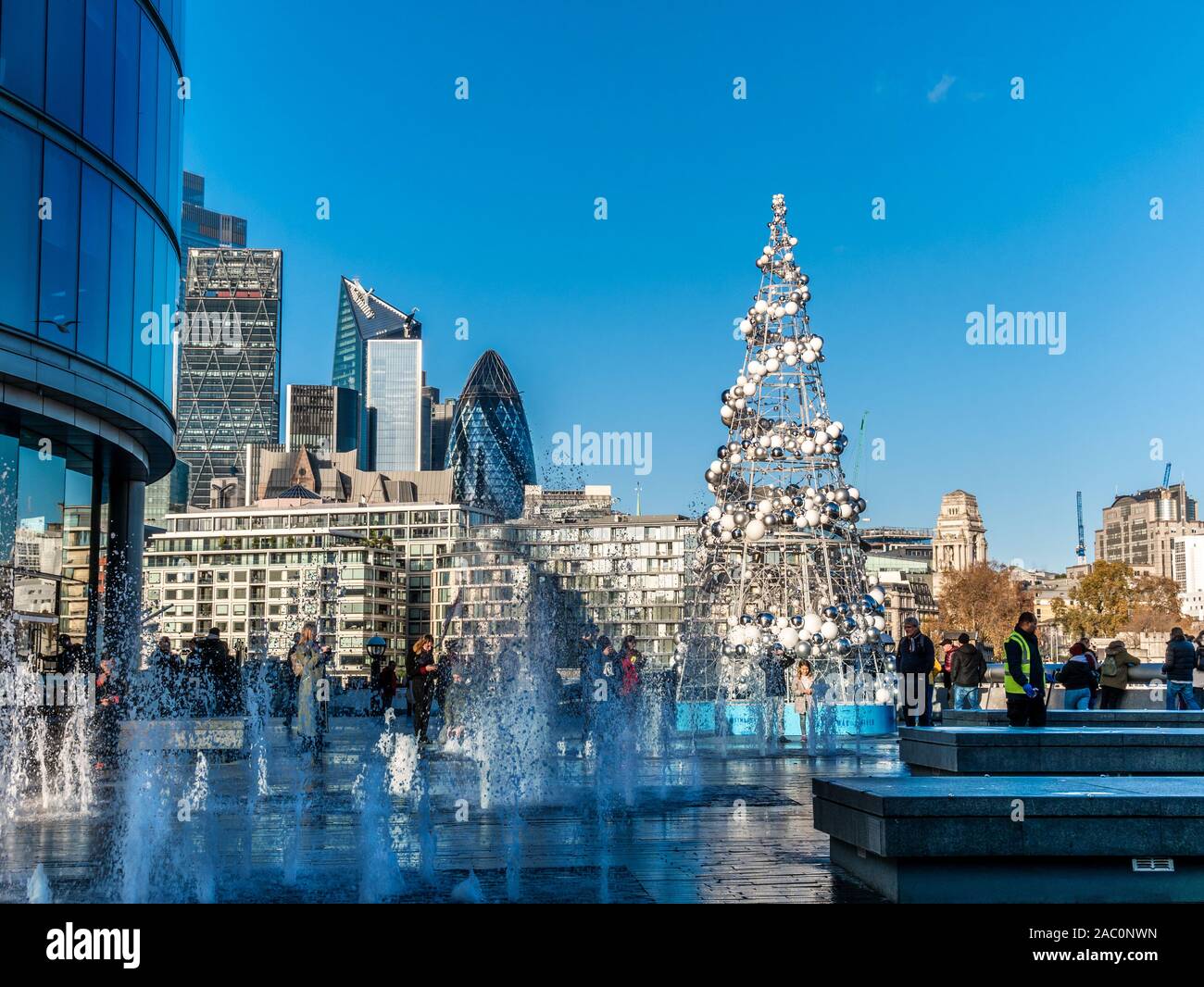 London, England, Großbritannien - 29 November 2019: Weihnachtsbaum dekoriert im Freien an einem Tag Zeit für Winterurlaub Feier in einem schönen Marktplatz von Stockfoto