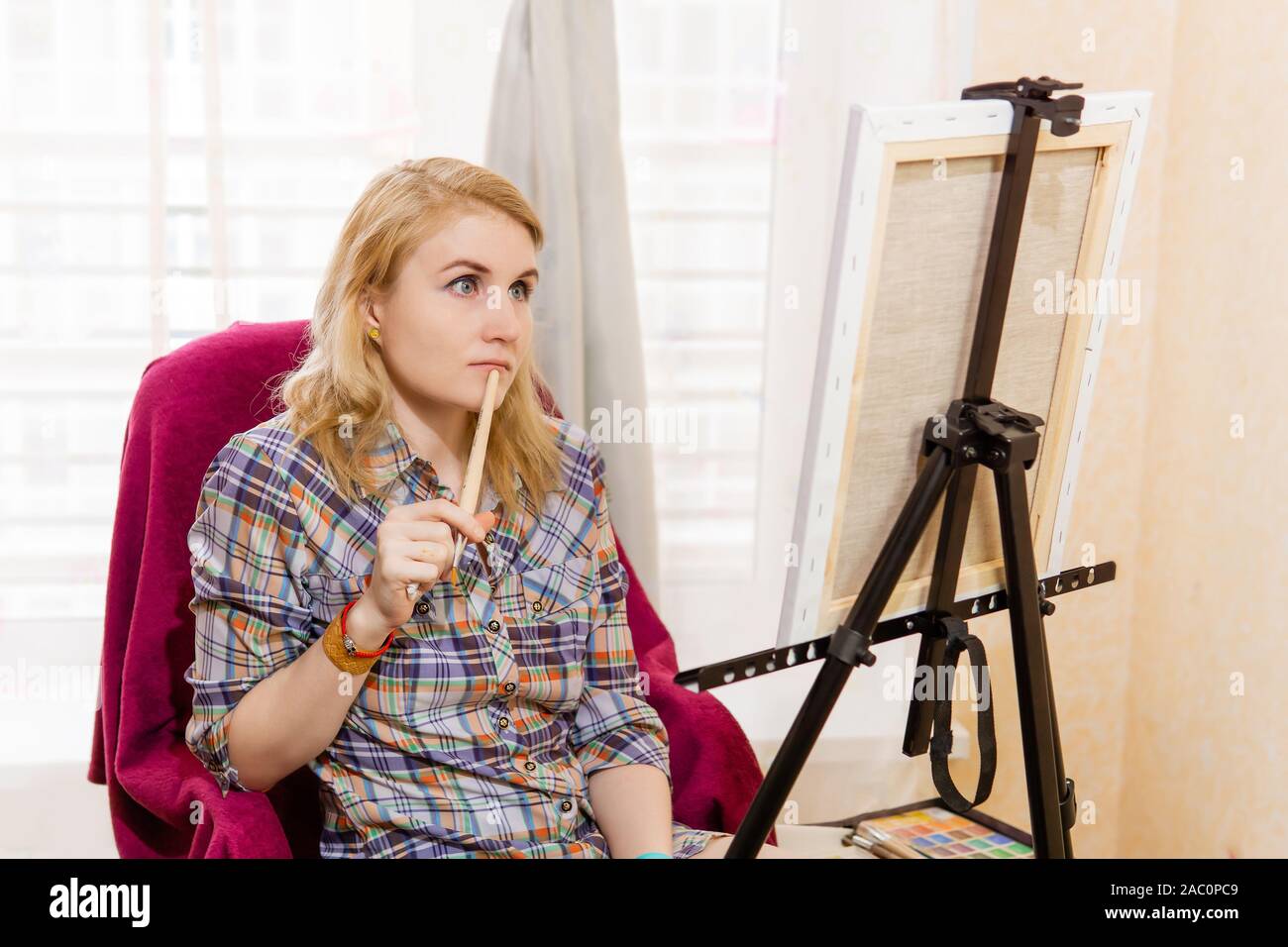 Frau Künstler sieht nachdenklich auf der Leinwand, das Nachsinnen, Kunst plan Stockfoto