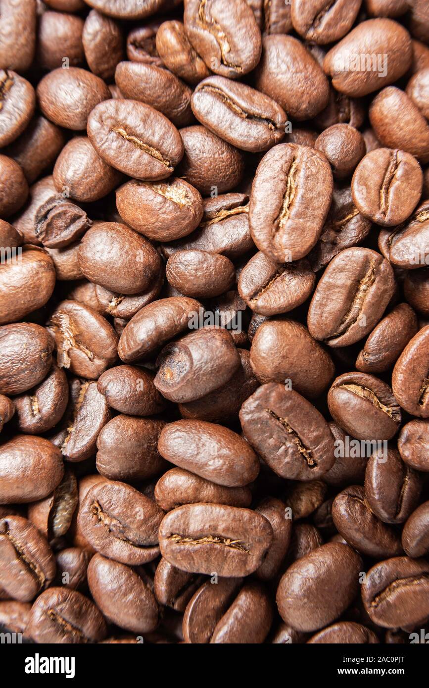 Eine Nahaufnahme von einem Spread von gerösteten Kaffeebohnen. Stockfoto
