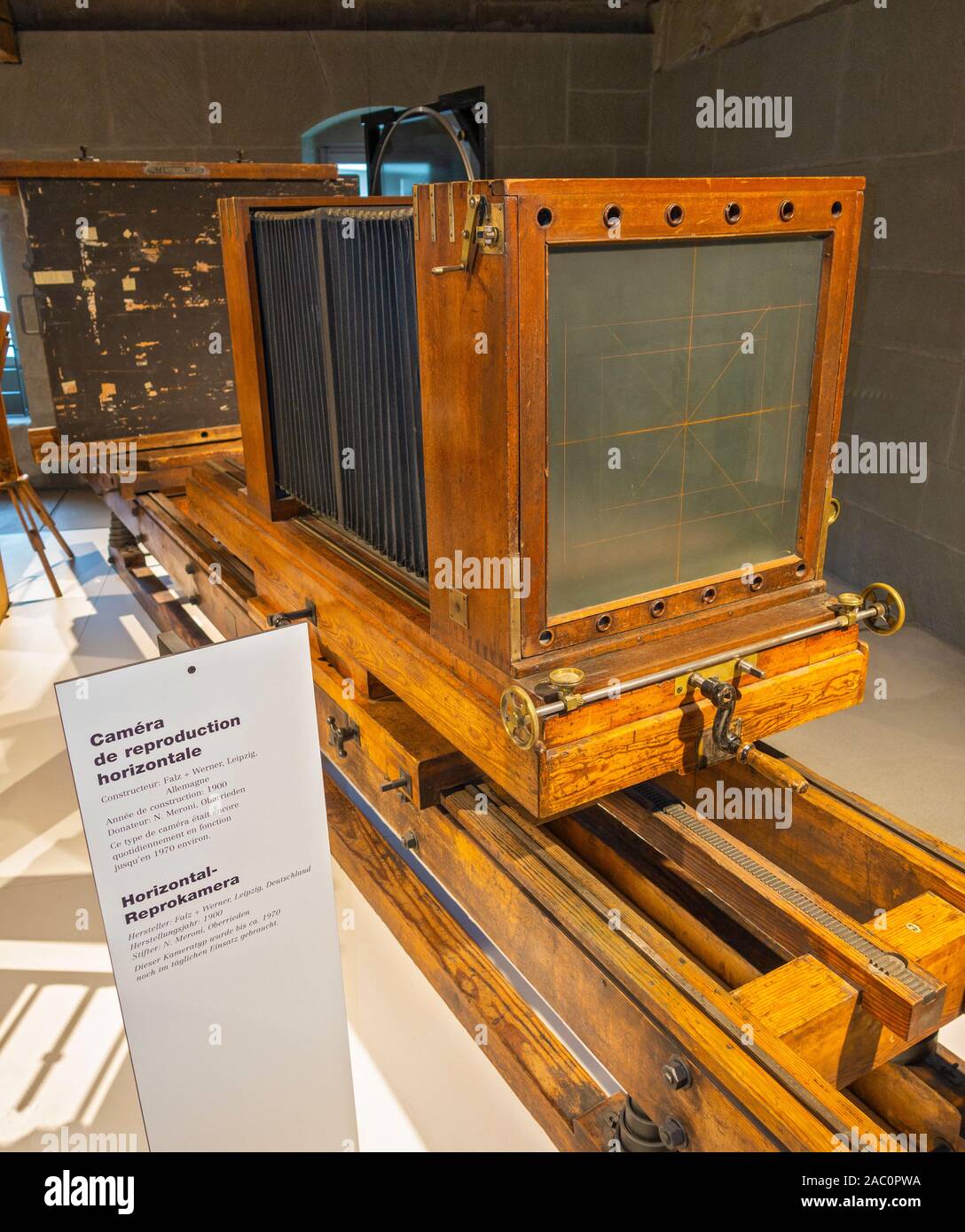 Schweiz, Fribourg, Musee Gutenberg Museum, Ausstellung, horizontale  Grafiken Reproduktion der Kamera 1900 Stockfotografie - Alamy