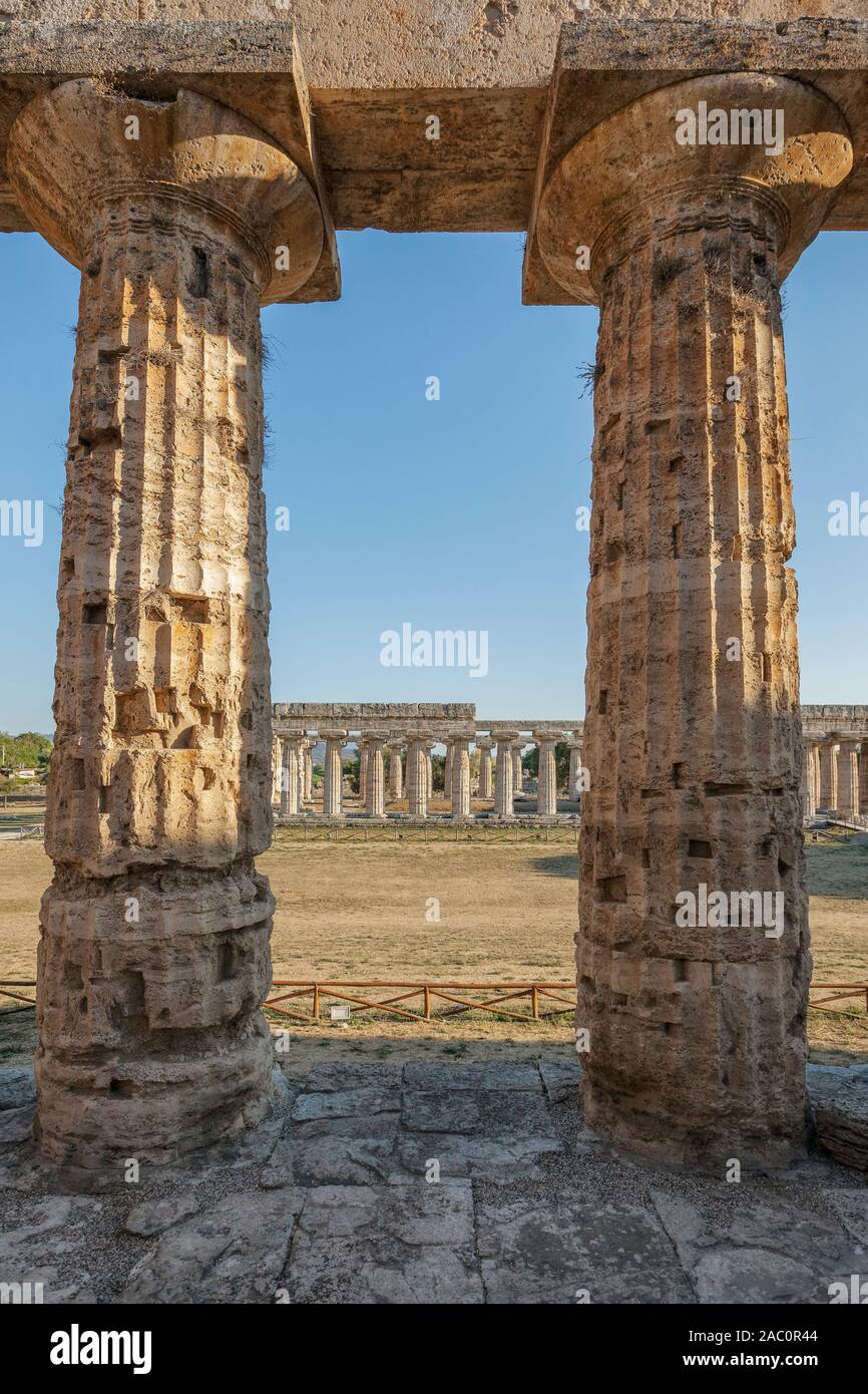 Griechische Tempel der Hera oder die Basilika, aus der Tempel des Poseidon, Paestum archäologische Stätte des UNESCO-Heritahe Ort, Nationalpark Cilento, Sal gesehen Stockfoto