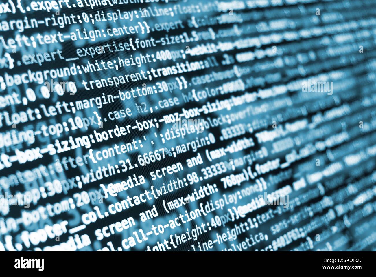 Komprimiert CSS Programmierung Code auf dem Bildschirm in blau Tönen Stockfoto
