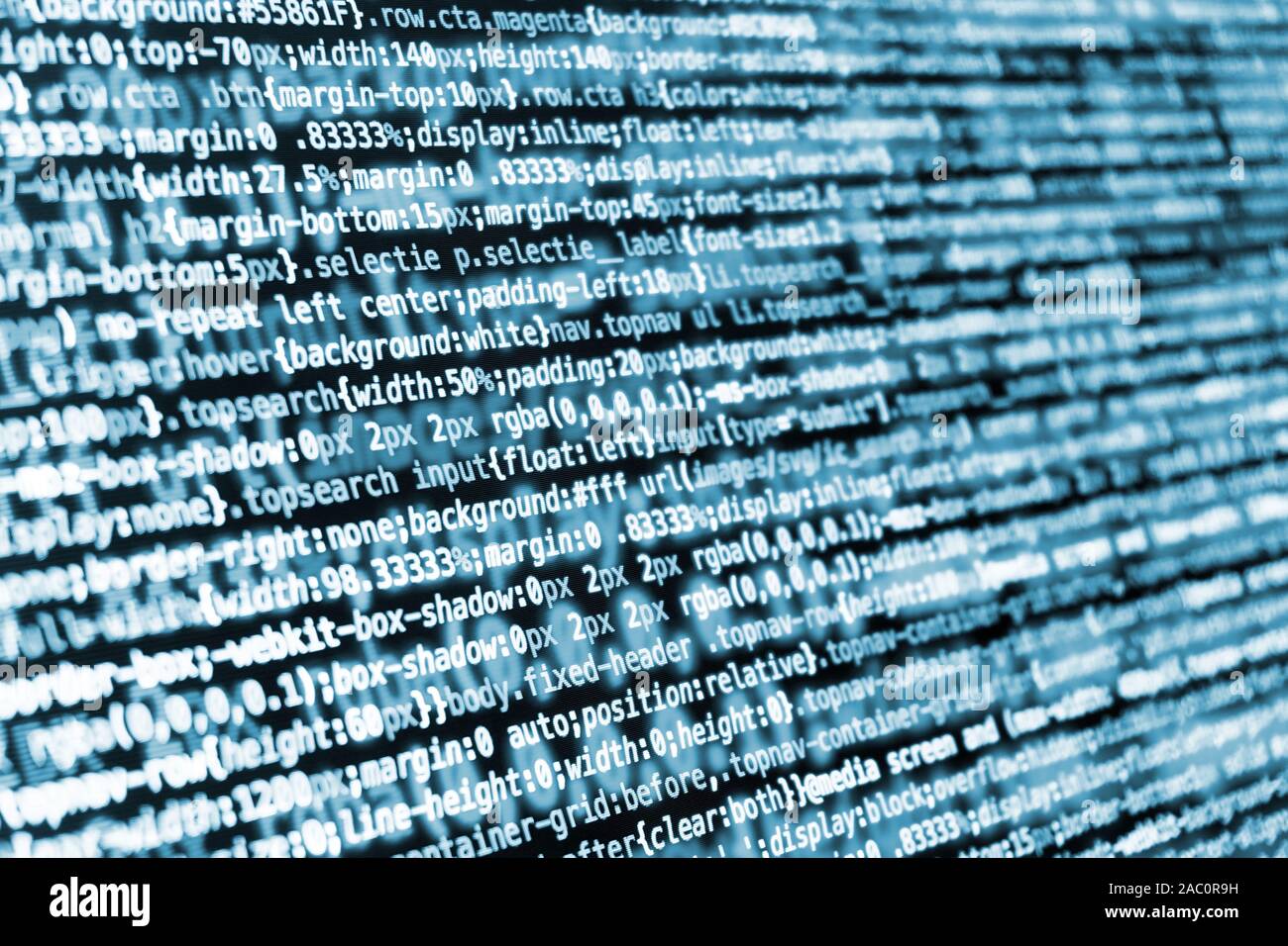 Komprimiert CSS Programmierung Code auf dem Bildschirm in blau Tönen Stockfoto
