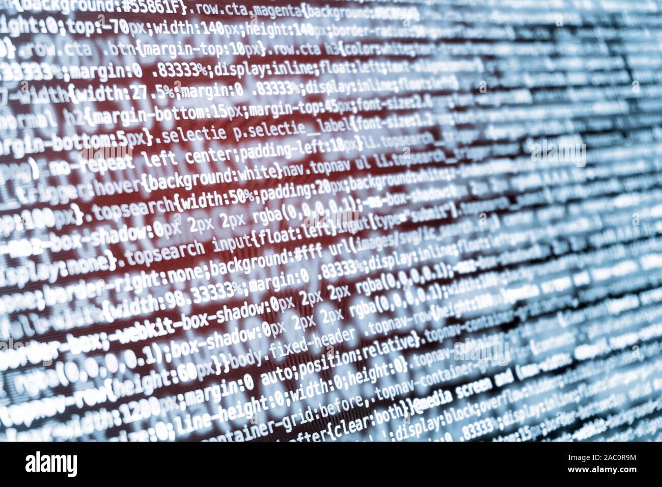 Komprimiert CSS Programmierung Code auf dem Bildschirm in Blautönen und rotes Licht Leck Stockfoto