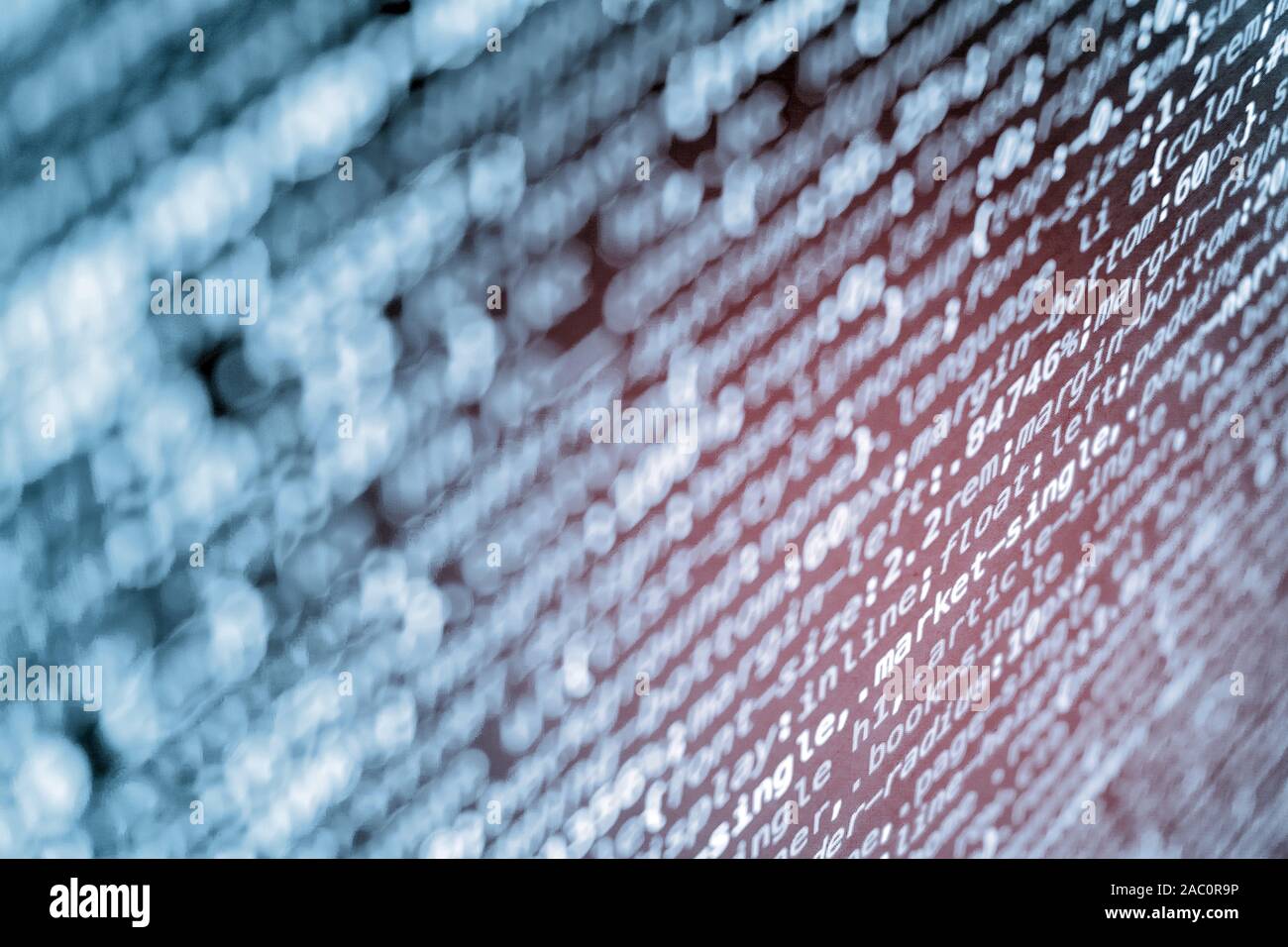 Komprimiert CSS Programmierung Code auf dem Bildschirm in Blautönen und rotes Licht Leck Stockfoto