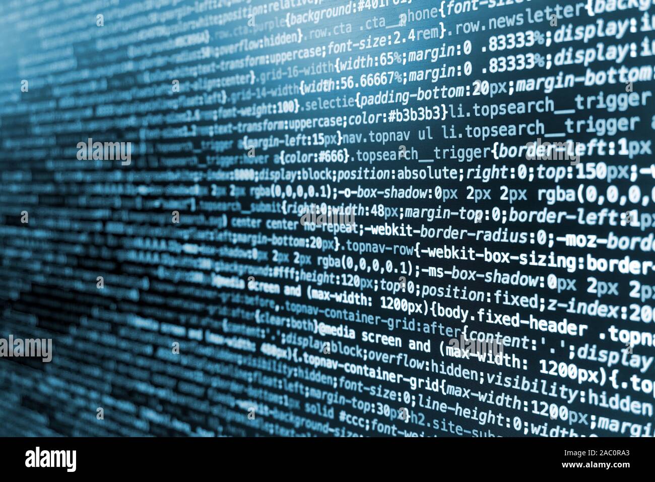 Komprimiert CSS Programmierung Code auf dem Bildschirm in blau Tönen Stockfoto