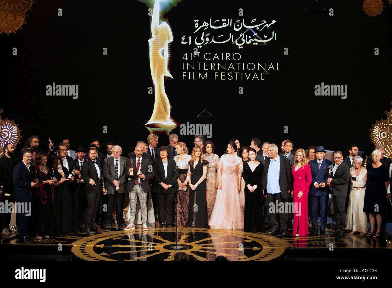 Kairo. 29 Nov, 2019. Foto an November 29, 2019 zeigt die Verleihung der Cairo International Film Festival in Kairo, Ägypten. Die 41. Ausgabe von Ägyptens Cairo International Film Festival (Ciff) geschlossen Freitag Nacht in Kairo Opera House mit dem Chinesischen Film "Die vierte Wand" gewann einen Preis bei der offiziellen Sektion Film des Wettbewerbs. Credit: Ahmed Gomaa/Xinhua/Alamy leben Nachrichten Stockfoto