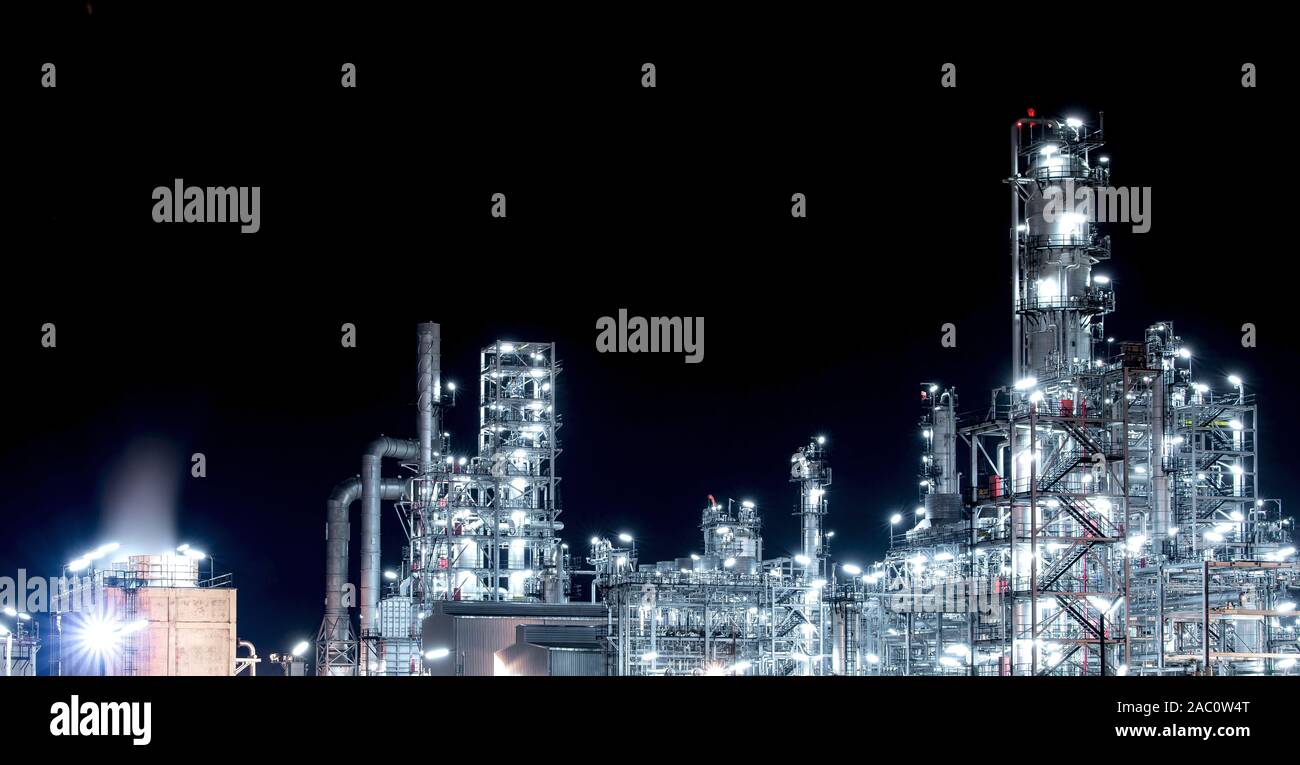 Offshore Öl- und Gasplattformen sind in den Prozess der Freigabe von Gas in die Flamme Plattform der Druck in der Produktion zu senken und Vorwärts Stockfoto