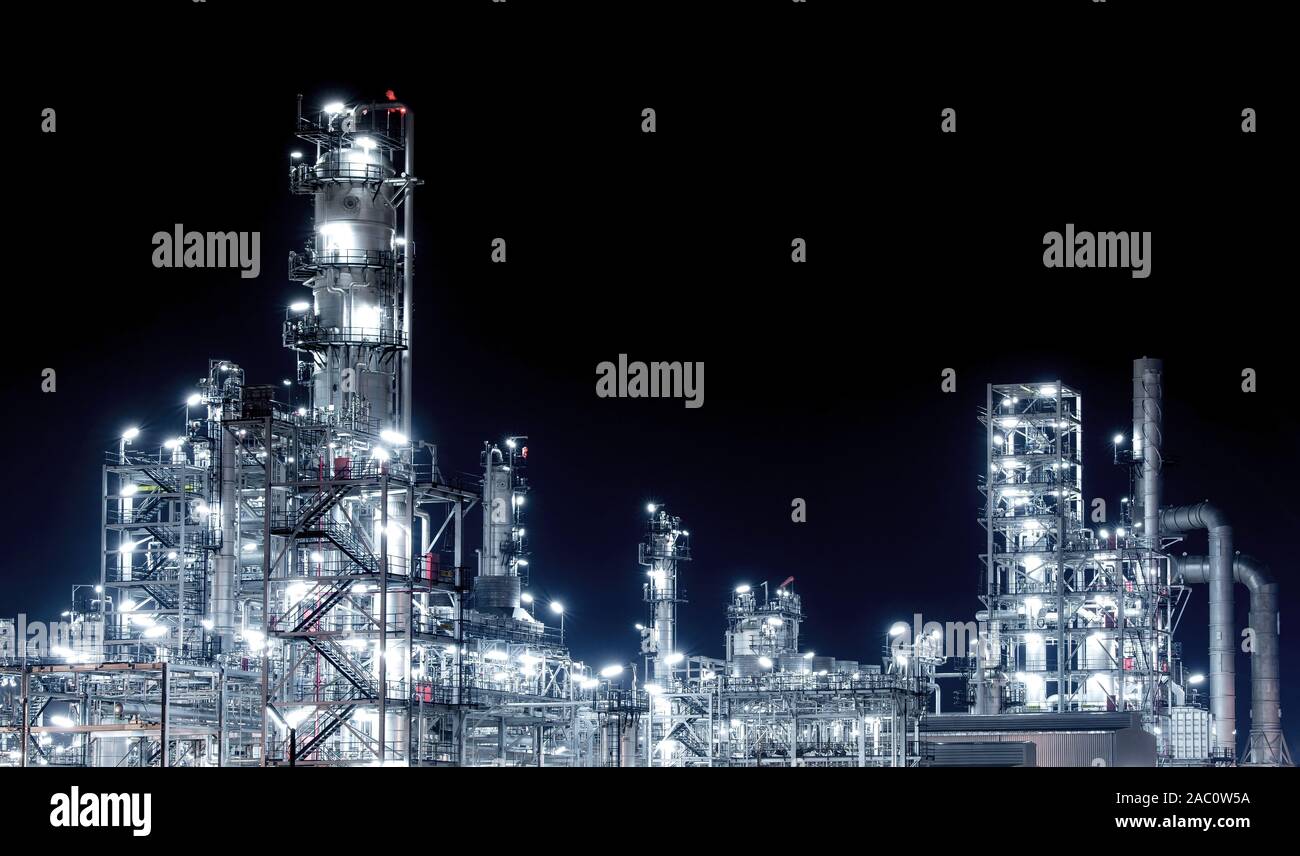 Offshore Öl- und Gasplattformen sind in den Prozess der Freigabe von Gas in die Flamme Plattform der Druck in der Produktion zu senken und Vorwärts Stockfoto