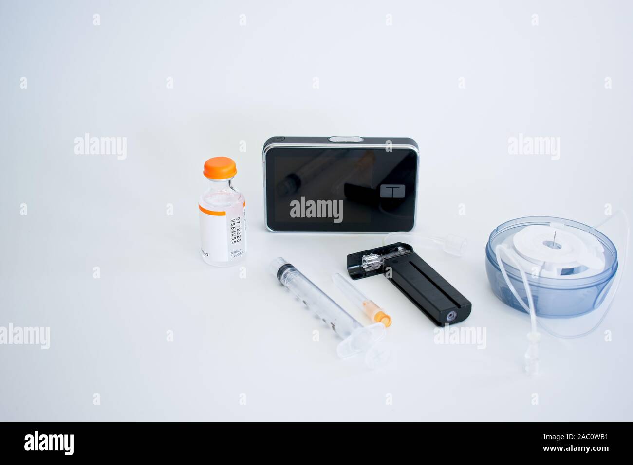 Insulinpumpe Ausrüstung schließt Infusionsset, Patrone und Insulin. Stockfoto