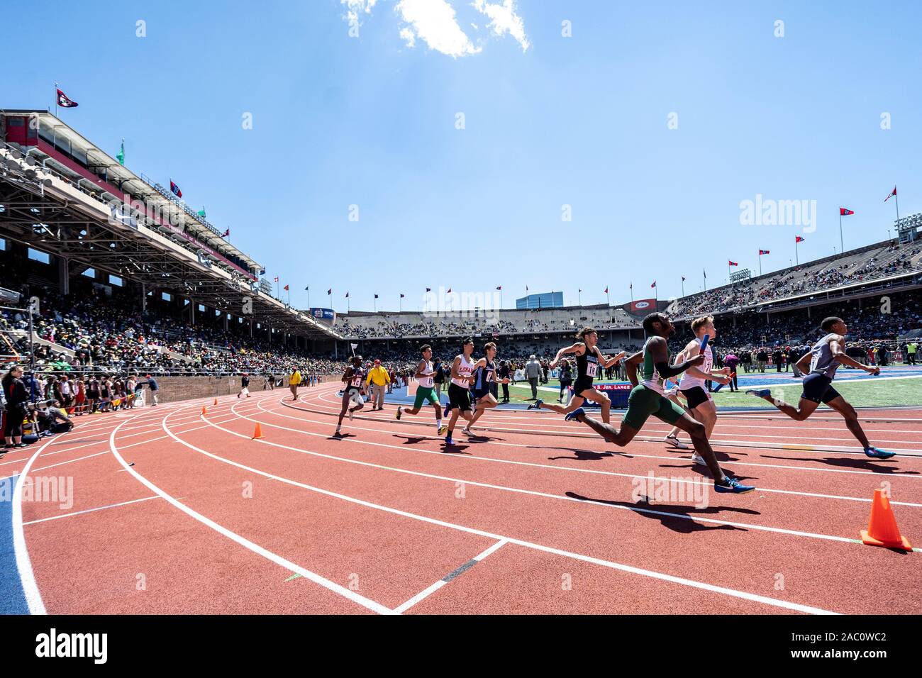 High School Jungen 4 x 400 Läufer 2019 Penn Relais konkurrieren. Stockfoto