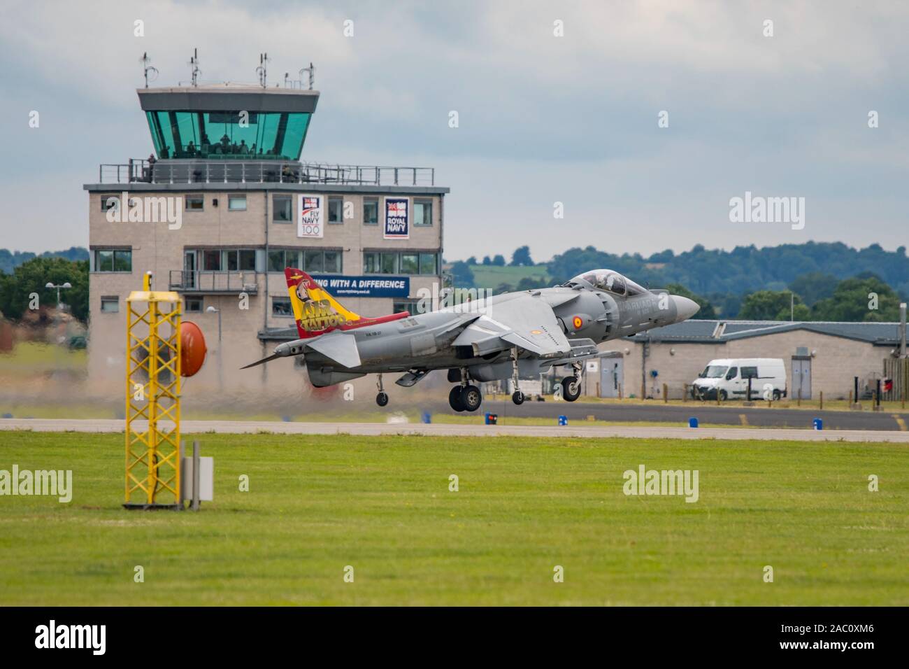 Einer der Höhepunkte des2019 Royal Navy International Air Tag an Yeovilton, Großbritannien am 13/07/19 wurde das Display durch die Spanische Marine EAV-8B Harrier II Plus naval Fighter, der hier zu sehen ist eine konventionelle, aus und in der Luft vor der Control Tower. Stockfoto