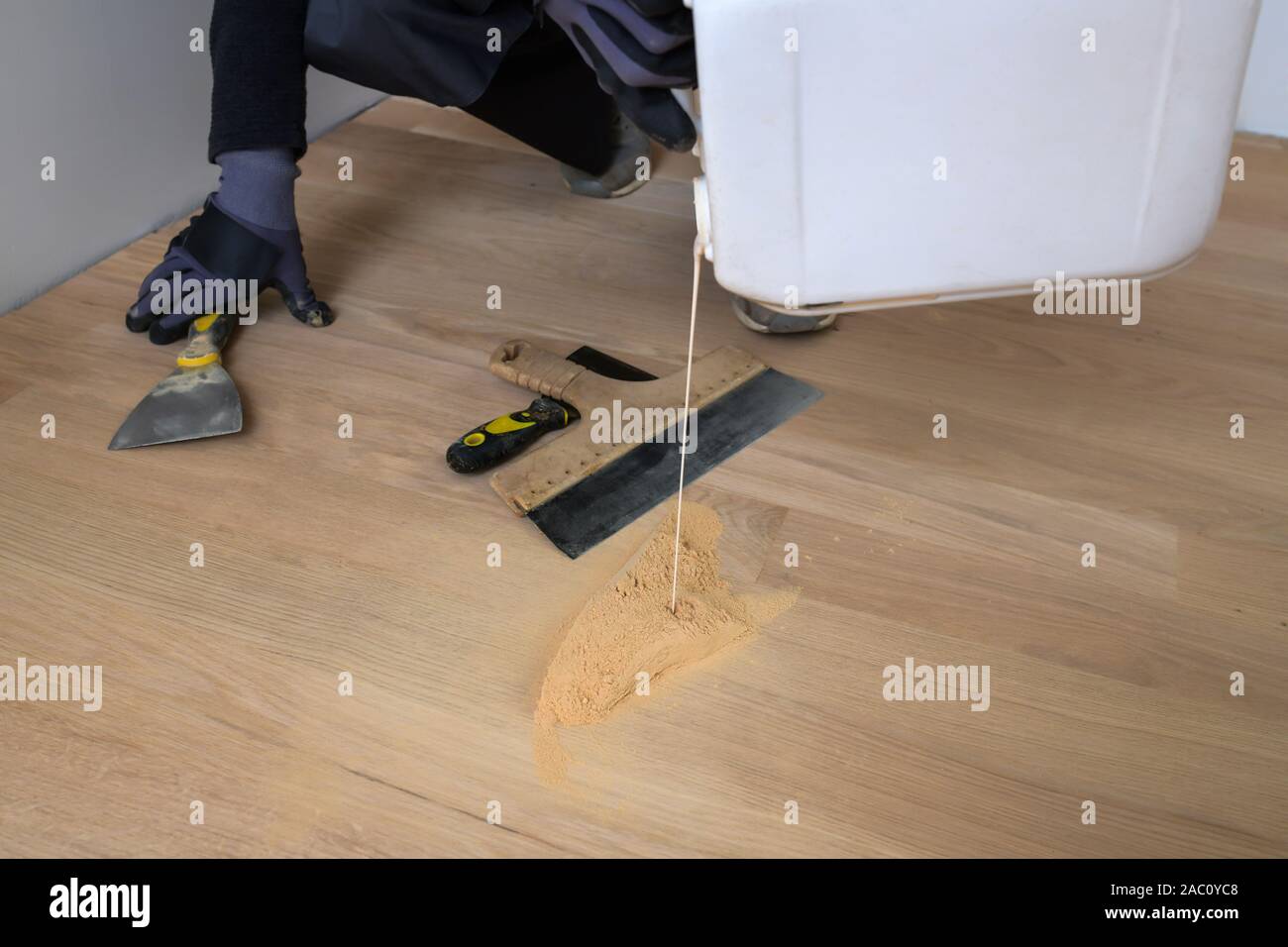 Master Parkett mit Leim bin in der Hand. Vorbereitung von Parkett fugen  Material. Mischen Halter, Lack und eine kleine Mischung aus Holz. Vor der  Lackierung Stockfotografie - Alamy