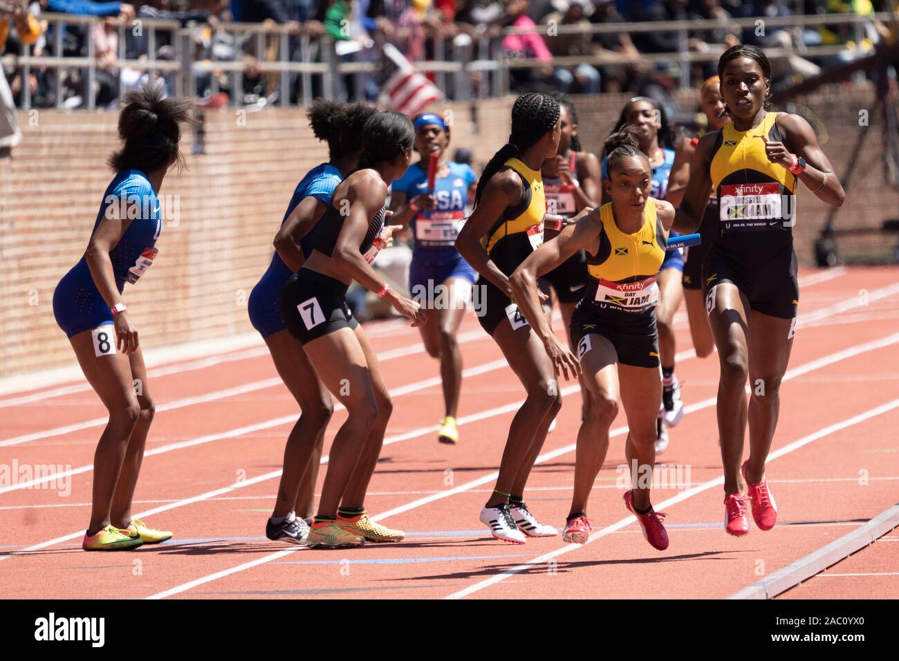 Janieve Russell geht an Christine Tag (JAM) konkurrierende USA vs Frauen der Welt 4 x 400 m am 2019 Penn Relais. Stockfoto