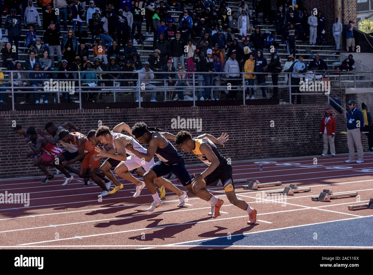 Beginn der College-Dash-Meisterschaft 100m für Männer beim Penn Relay 2019. Stockfoto