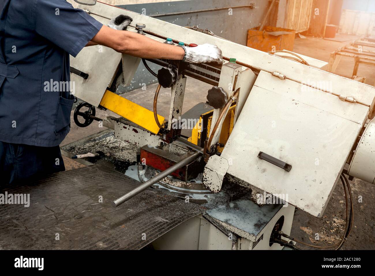 Nahaufnahme CNC-Fräsmaschine Arbeitsprozess auf Metall Industrie Stockfoto