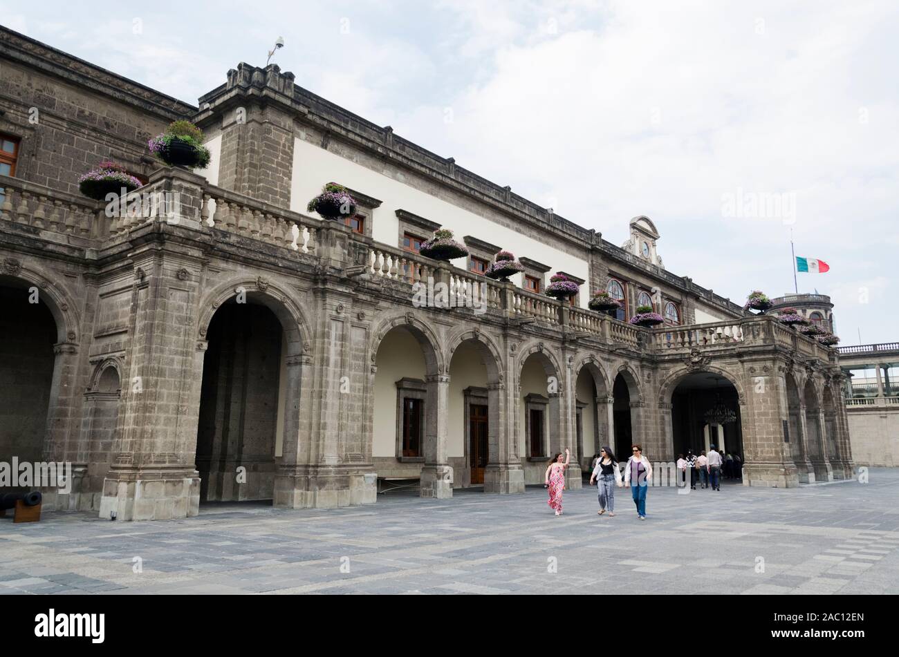 Außenansicht des Schloss Chapultepec, imposante Mexikanischen kolonialstil Gebäude, das heute der Sitz der Nationalen Museum der Geschichte Stockfoto