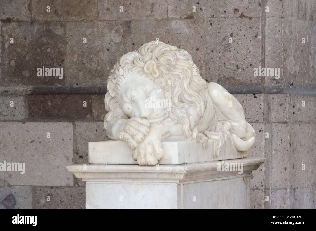 Mexiko Stadt/Mexiko; 21. Mai 2014: Weißer Marmor Skulptur, Löwen bewacht die Treppen der Löwen in Schloss Chapultepec Stockfoto