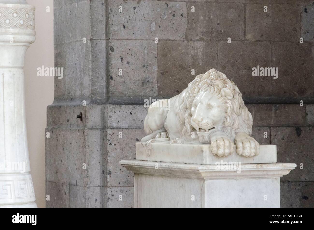 Mexiko Stadt/Mexiko; 21. Mai 2014: Weißer Marmor Skulptur, Löwen bewacht die Treppen der Löwen in Schloss Chapultepec Stockfoto