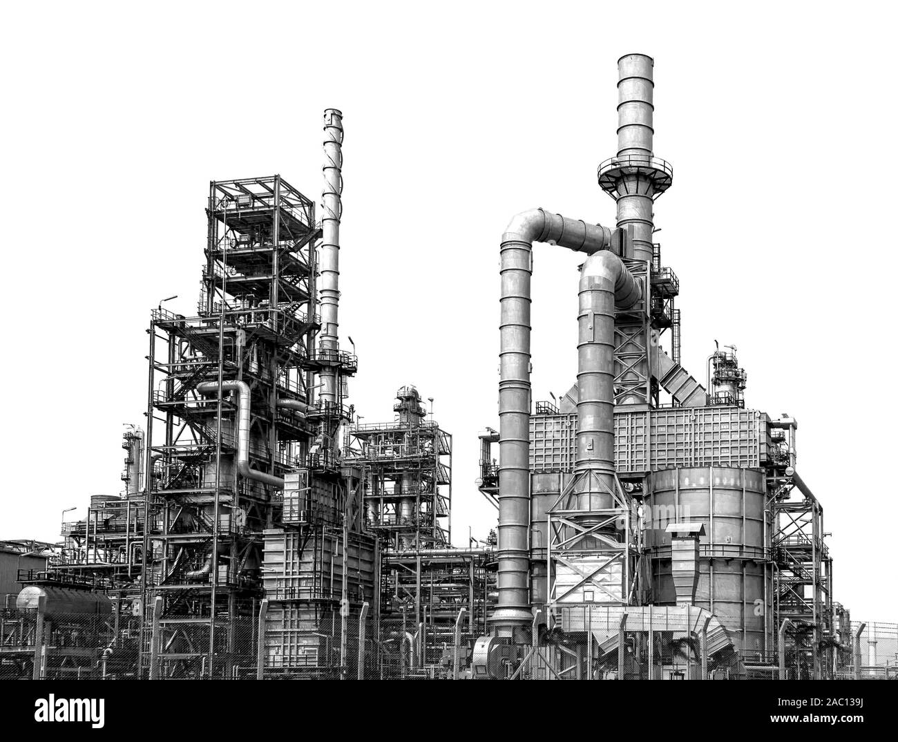 Industrielle Ölraffinerie, Detail der Ausstattung Ölpipeline Stahl mit Ventilen ein - aus den Druck in der Produktion bei der Raffination Fabrik auf weißen reduzieren b Stockfoto