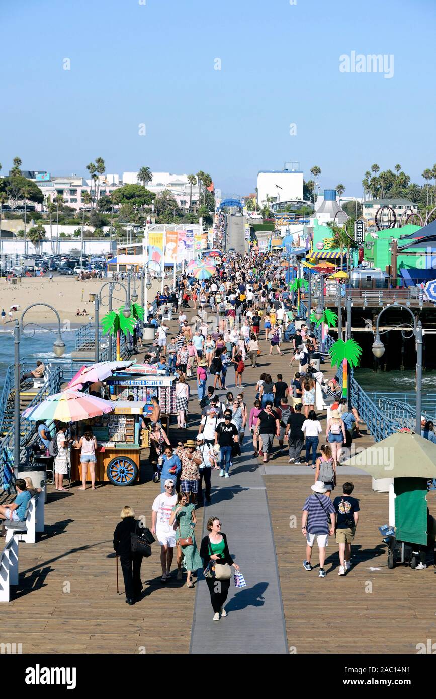 Masse am Santa Monica Pier, am Strand von Santa Monica, Santa Monica, Kalifornien, USA Stockfoto