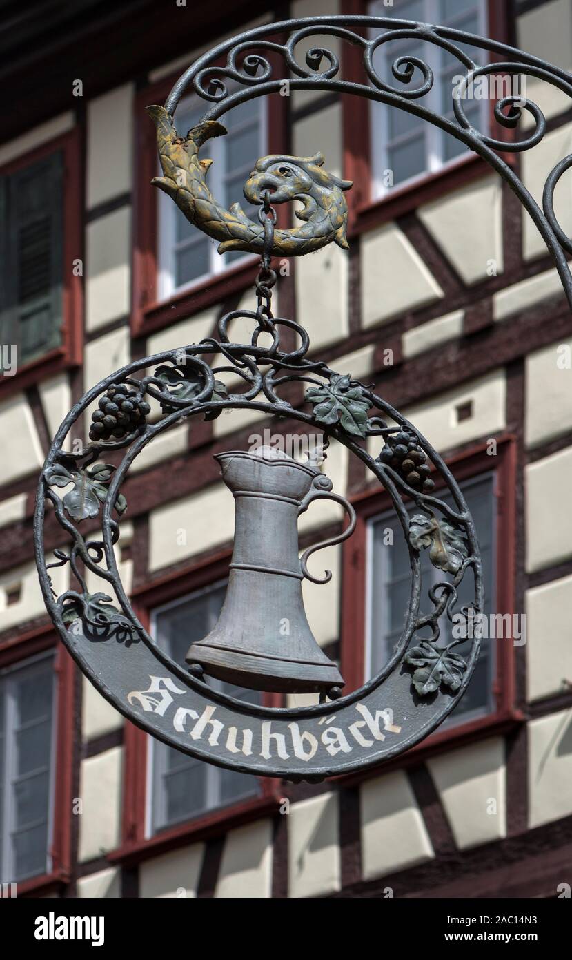 Hängende Schild mit Bierkrug eines Gasthauses, Taverne Schuhback, Schwäbisch Hall, Baden-Württemberg, Deutschland Stockfoto