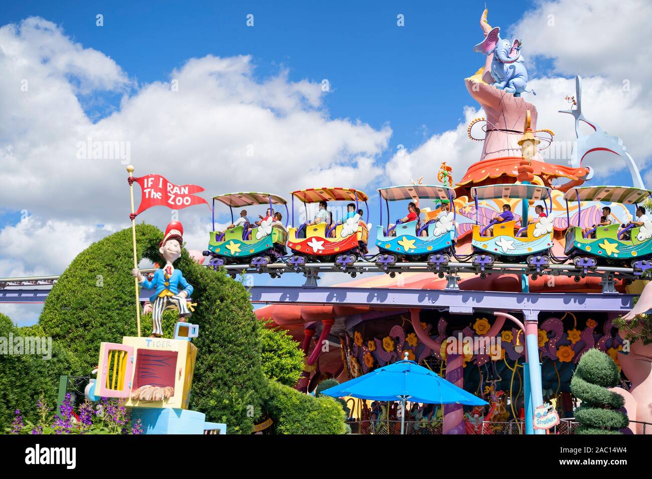 Seuss Landing Trolley Zugfahrt, Menschen auf Fahrten, Familie, Erwachsene mit Kindern, Insel der Abenteuer, Universal Studios Resort, Orlando, Florida, USA Stockfoto