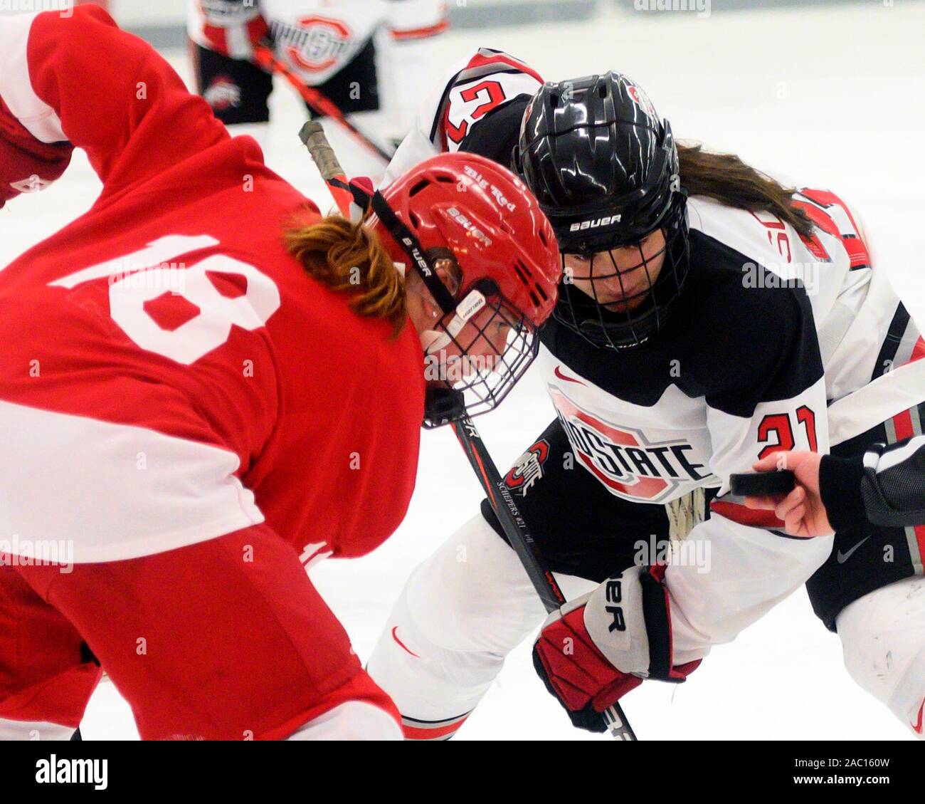 Columbus, Ohio, USA. 29 Nov, 2019. Ohio State Buckeyes vorwärts Liz Schepers (21) gegen Cornell Big Red, Paige Lewis (18) in ihrem Spiel in Columbus, Ohio. Brent Clark/CSM/Alamy leben Nachrichten Stockfoto