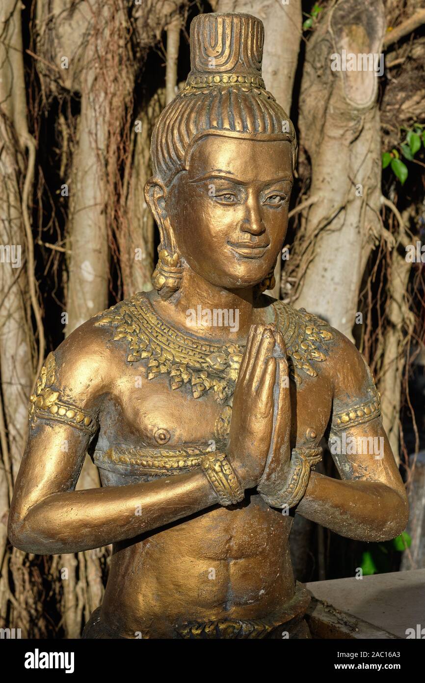 Statue von einem himmlischen Wesen mit Händen in der traditionellen thailändischen gefaltet Gruß, der 'Wai', im Wat Phra Nang San, Phuket, Thailand Stockfoto