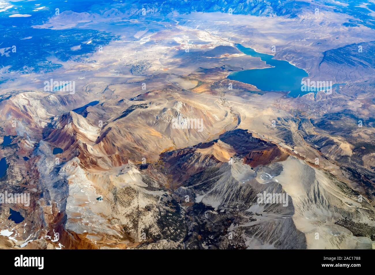 Luftaufnahme des Sees Crowley, blutige Berg und Laurel Mountain in Kalifornien Stockfoto