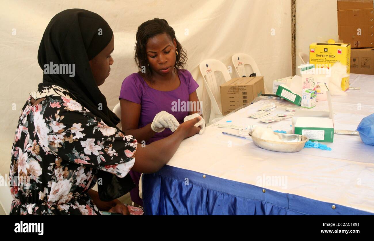 Nairobi, Uganda. 16. Mai, 2019. Ein Health Worker (R) besuchen, um vor Ort im Rahmen einer öffentlichen Kampagne zur Verringerung der HIV-Neuinfektionen, in Kampala, der Hauptstadt Ugandas, 16. Mai 2019. Credit: Joseph Kiggundu/Xinhua/Alamy leben Nachrichten Stockfoto