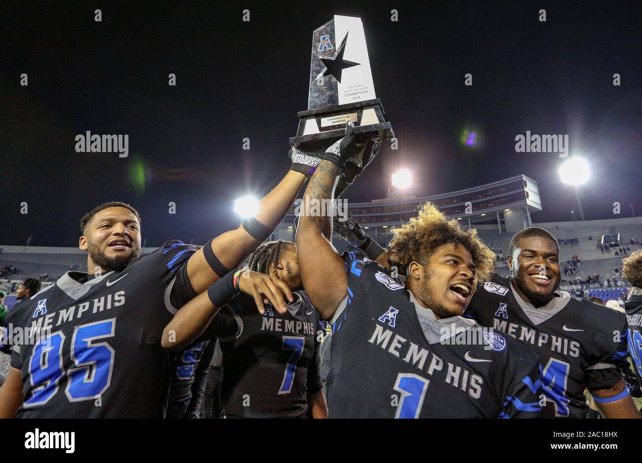 Memphis, TN, USA. 29 Nov, 2019. Memphis fußball Spieler heben Sie die AAC Western Division championship Trophäe zu der Masse nach den NCAA Football Spiel zwischen der Memphis Tigers und die Cincinnati Bearcats an Liberty Bowl Memorial Stadium in Memphis, TN. Kyle Okita/CSM/Alamy leben Nachrichten Stockfoto