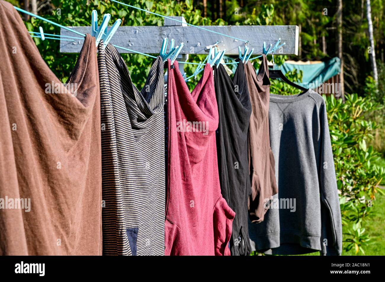 Kleidung zu trocknen im freien Hängen an einer Wäscheleine Stockfotografie  - Alamy